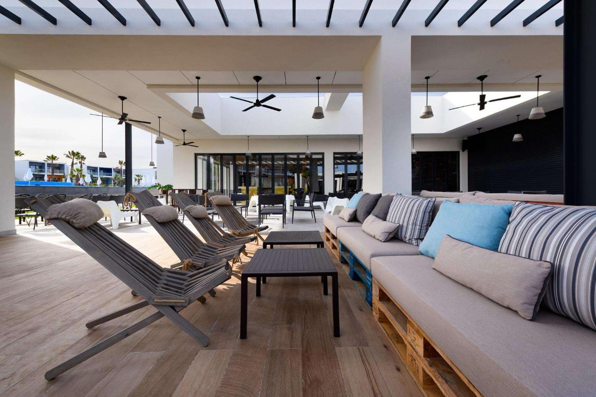 Отель Tivoli Alvor Algarve Экстерьер фото Rooftop lounge at the hotel