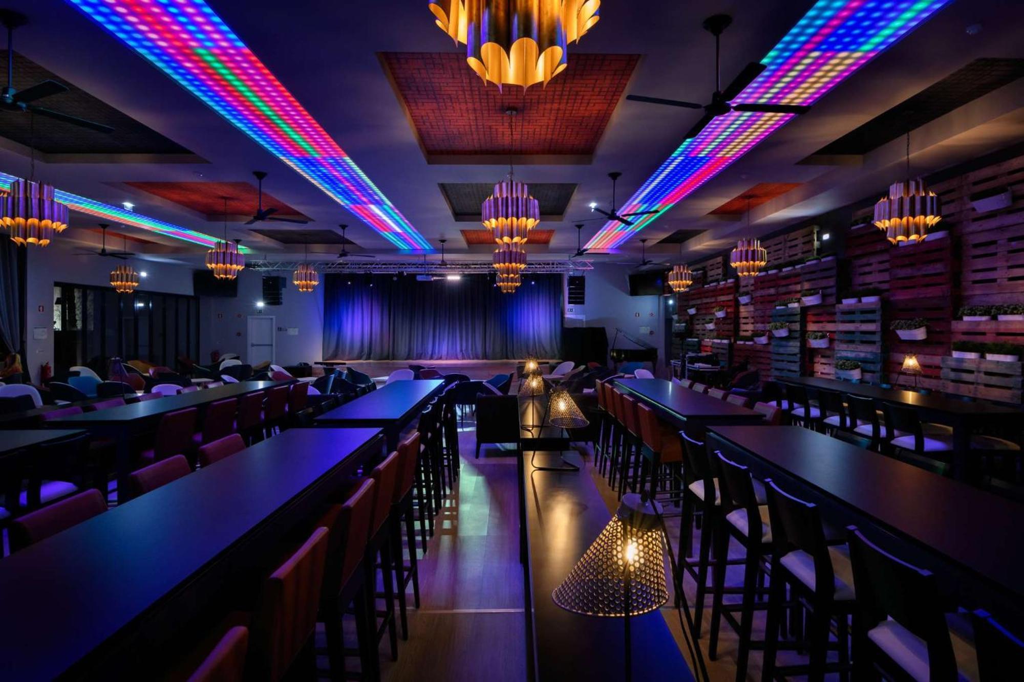 Отель Tivoli Alvor Algarve Экстерьер фото Interior of a nightclub in Pattaya, Thailand